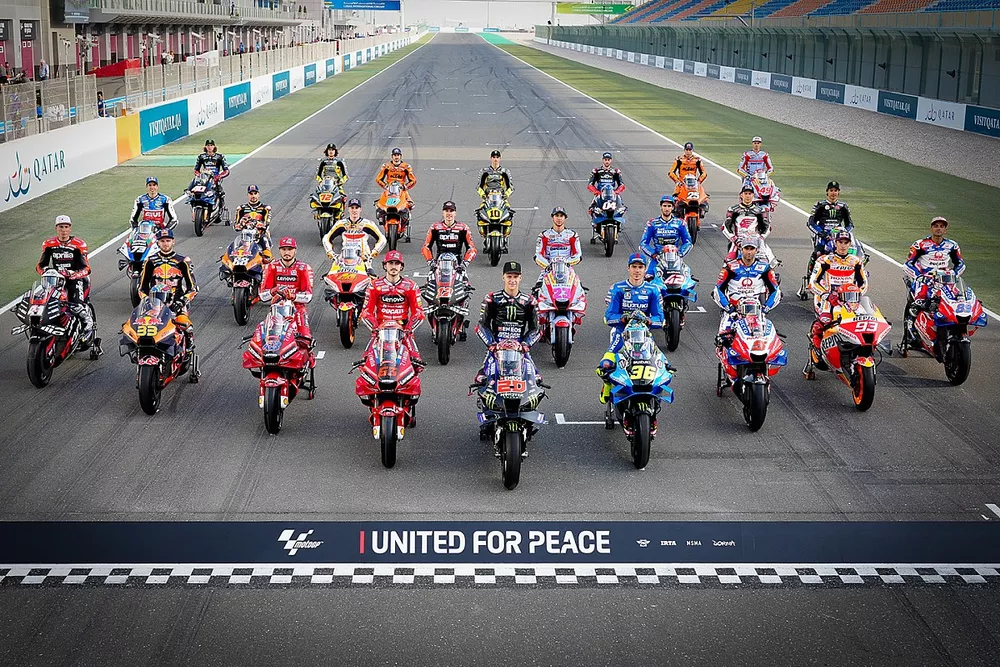 La grille MotoGP affiche un message de paix