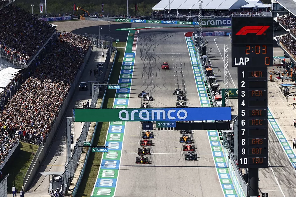 Max Verstappen, Red Bull Racing RB16B, et Lewis Hamilton, Mercedes W12, et le reste des monoplaces avant le d&eacute;part