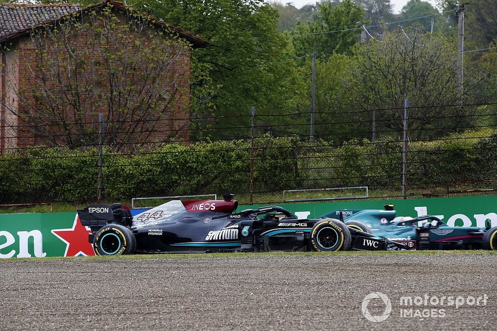 Lewis Hamilton, Mercedes W12, pierde el control y se va hacia la barrera