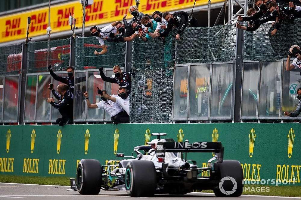 Le vainqueur Lewis Hamilton, Mercedes F1 W11