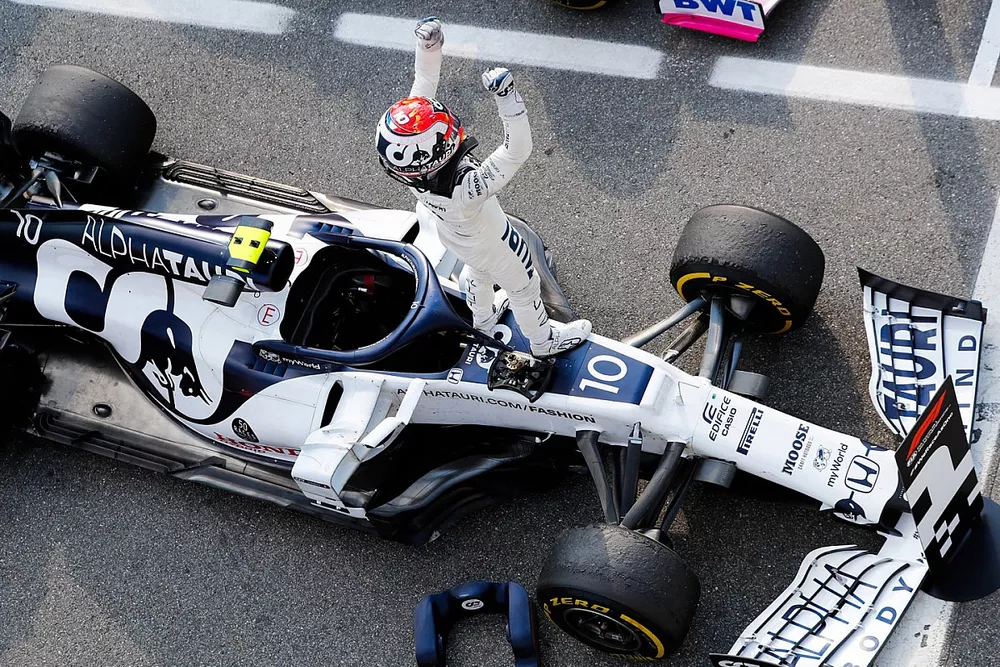 Le vainqueur Pierre Gasly, AlphaTauri, fête dans le parc fermé