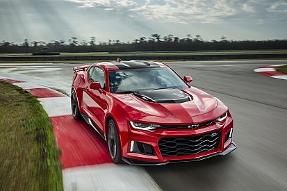 Video: Prototype Chevrolet Camaro eindigt in vangrail Nürburgring