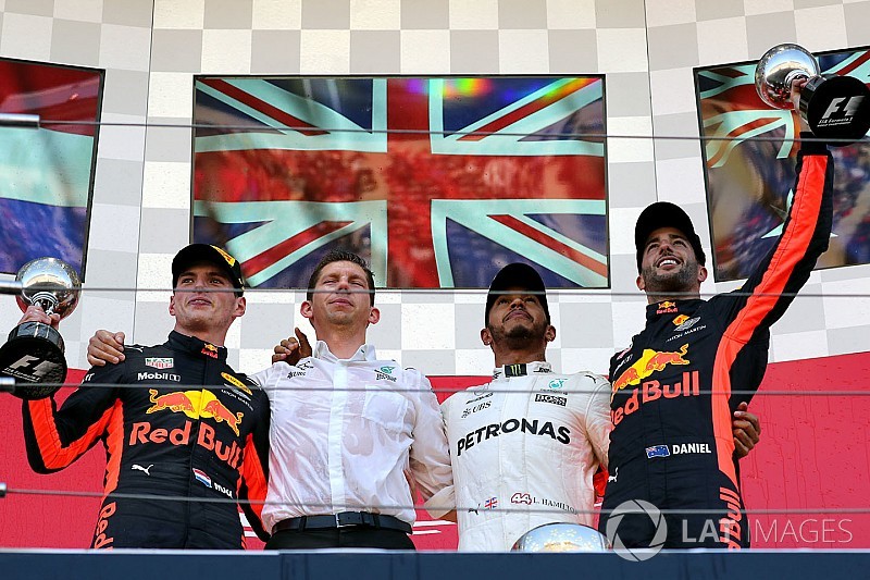 Hamilton stap dichter bij titel na zege in Japan, Verstappen sterk tweede