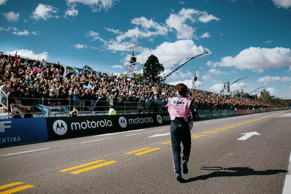 Franco Colapinto saluda a los fans en el road show de Buenos Aires (Foto Vicky Dragonetti)