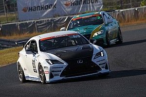 TRACYSPORTS RC350が逃げ切りST-3今季初優勝。各クラスタイトル争いは最終戦に持ち越し：スーパー耐久第6戦岡山グループ2