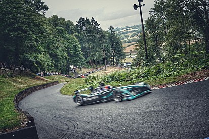 La Jaguar I-Type 2 elettrica ha firmato un nuovo record su una strada in salita!