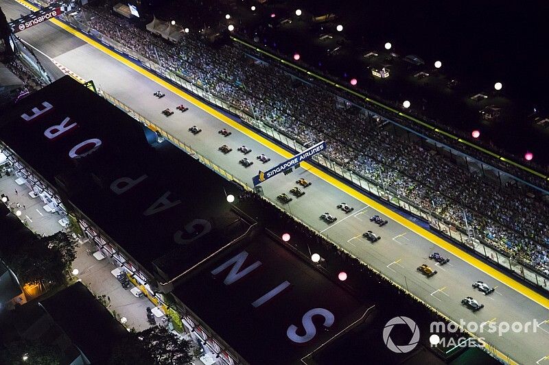 Lewis Hamilton, Mercedes AMG F1 W09 EQ Power+, Max Verstappen, Red Bull Racing RB14, y Sebastian Vettel, Ferrari SF71H, al inicio de la carrera