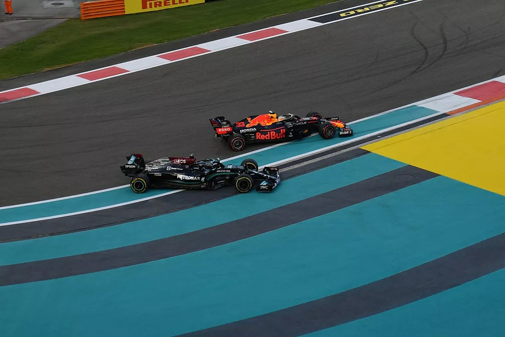 Lewis Hamilton, Mercedes et Max Verstappen, Red Bull Racing se battent pour la t&ecirc;te de course