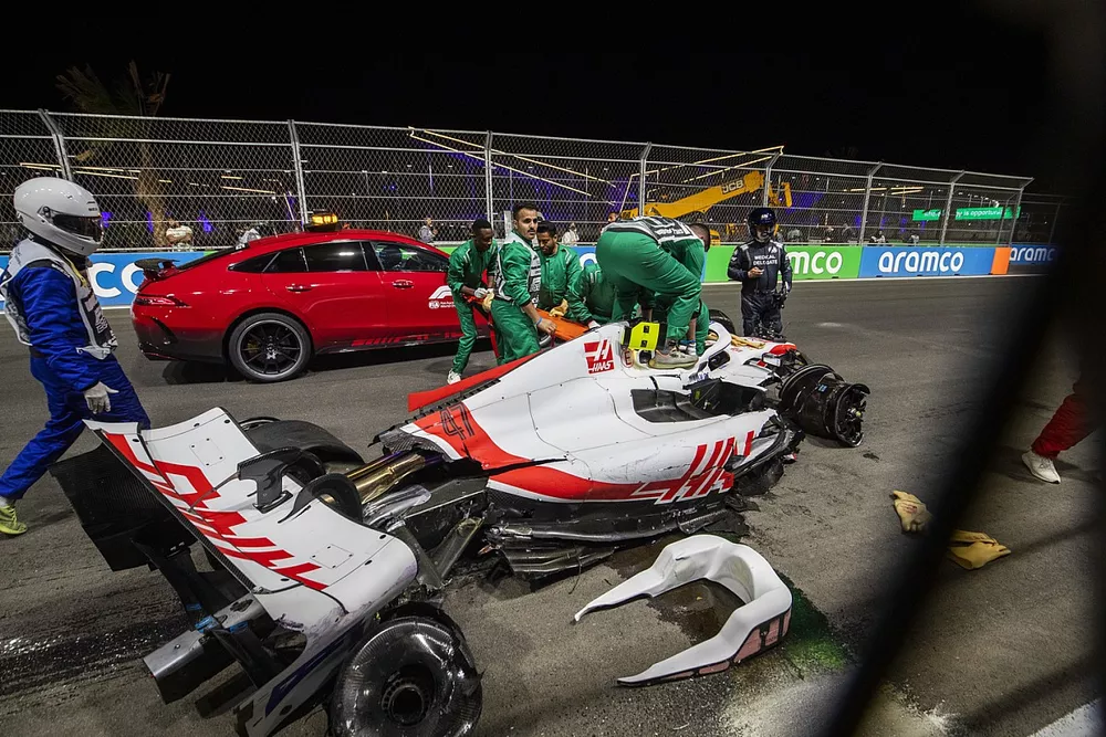 M&eacute;dicos y comisarios acuden al lugar de los hechos tras un fuerte accidente de Mick Schumacher, Haas VF-22, en la Q2