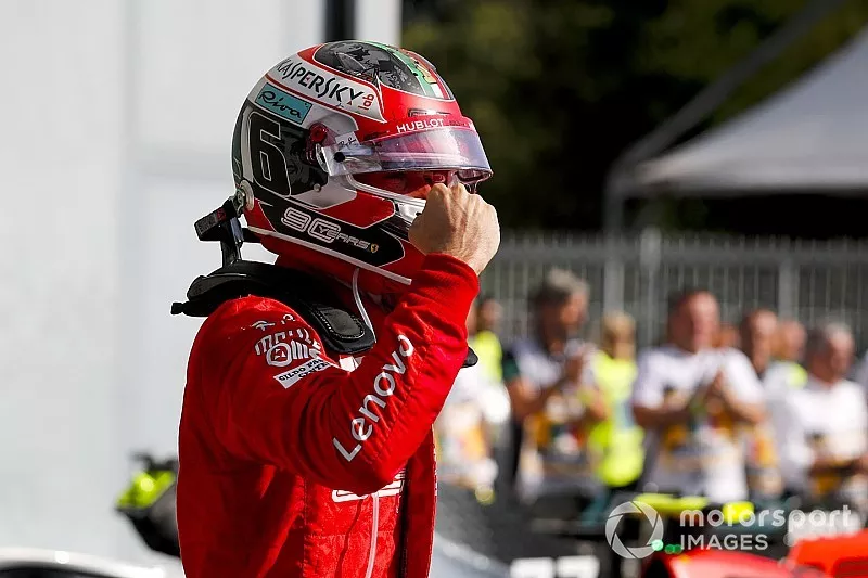 El ganador de la carrera Charles Leclerc, Ferrari celebra en el Parc Ferme 