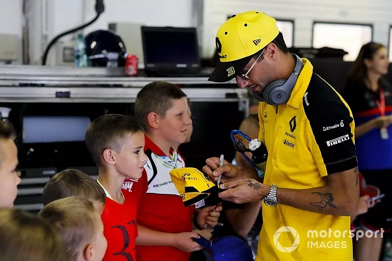 Daniel Ricciardo, Renault F1 Team firma un autógrafo para un Grid Kid