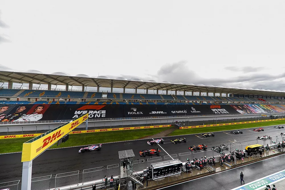 Lance Stroll, Racing Point RP20, Max Verstappen, Red Bull Racing RB16, Sergio Perez, Racing Point RP20, et le reste des monoplaces au d&eacute;part