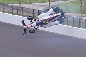 VIDEO: el accidente de Siegel que gir&oacute; en el aire en el Fast Friday de Indy 500