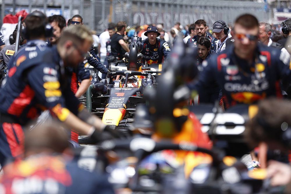 Max Verstappen, Red Bull Racing RB19, arrives on the grid