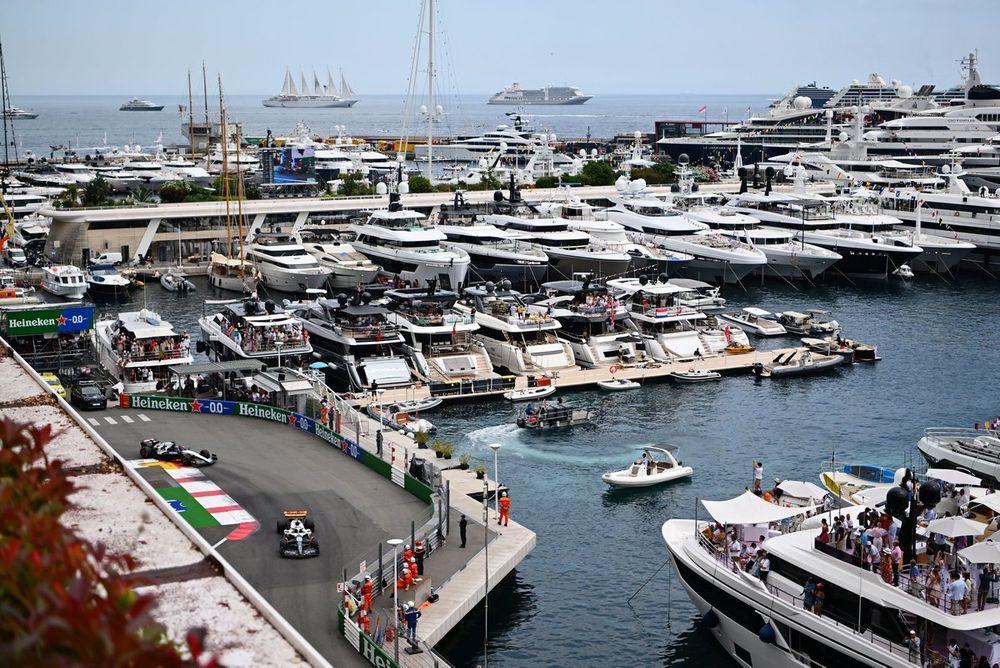 Oscar Piastri, McLaren MCL60, Nyck de Vries, AlphaTauri AT04