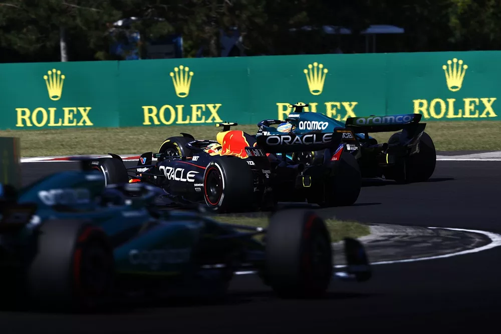 Fernando Alonso, Aston Martin AMR23, lucha con Sergio P&eacute;rez, Red Bull Racing RB19