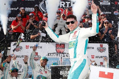 Hamlin se impone a Larson en la cita de la NASCAR Cup en Dover