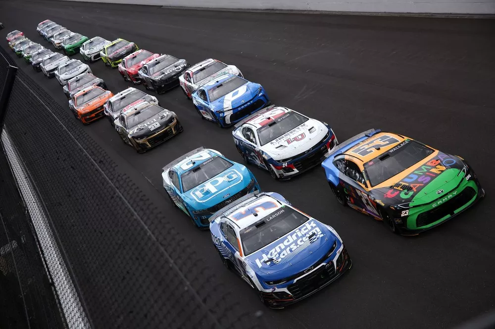 Bubba Wallace, 23XI Racing Toyota, Kyle Larson, Hendrick Motorsports Chevrolet