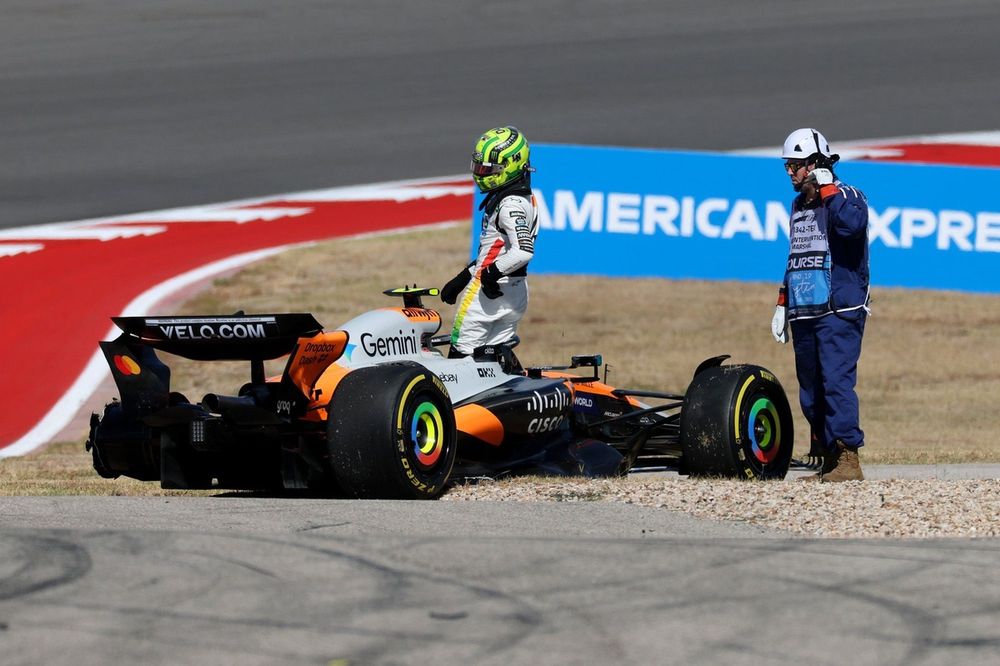 Lando Norris, McLaren, v&iacute;ctima de un choque al inicio