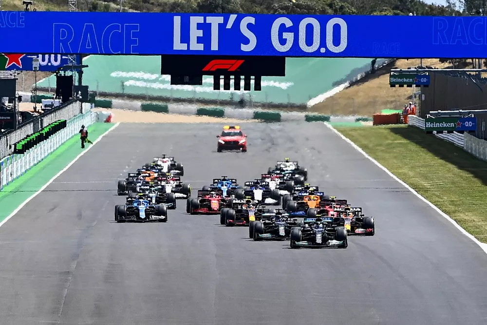Valtteri Bottas, Mercedes W12, Lewis Hamilton, Mercedes W12, Max Verstappen, Red Bull Racing RB16B, en de rest van het veld bij de start