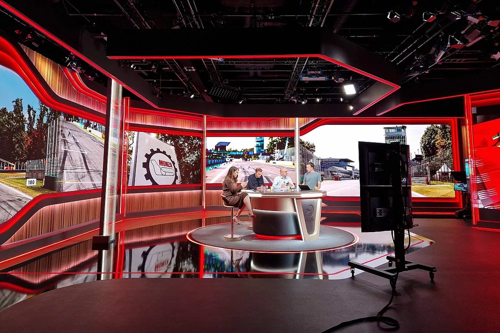 De Formule 1-studio van Viaplay in Hilversum met Amber Brantsen, Giedo van der Garde en Ernest Knoors