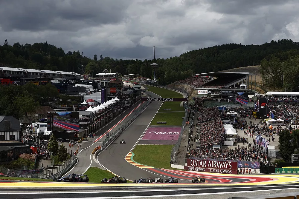 Esteban Ocon, Alpine A523, lidera a Zhou Guanyu, Alfa Romeo C43, Logan Sargeant, Williams FW45, y el resto del pelot&oacute;n en la salida.