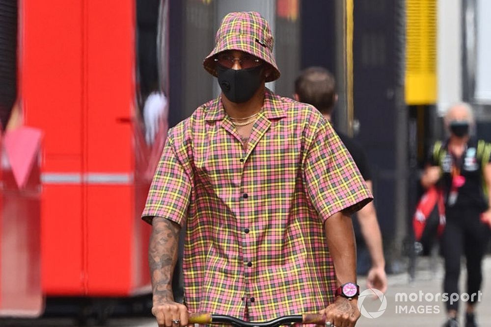 Lewis Hamilton, Mercedes-AMG F1 en un patinete