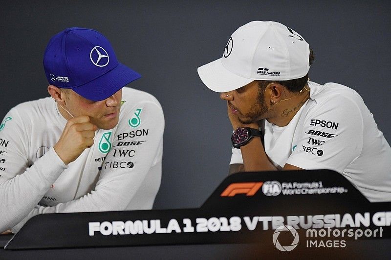 Valtteri Bottas, Mercedes AMG F1 y Lewis Hamilton, Mercedes AMG F1 en la rueda de prensa