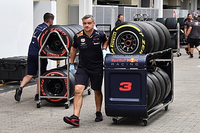 Gumiválasztás Abu Dhabira: különc Renault és egysíkú élmezőny