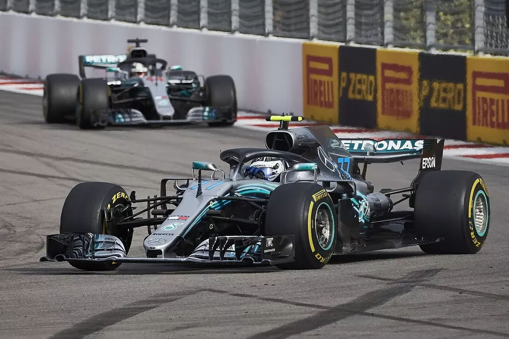 Valtteri Bottas voor Lewis Hamilton, Mercedes AMG F1