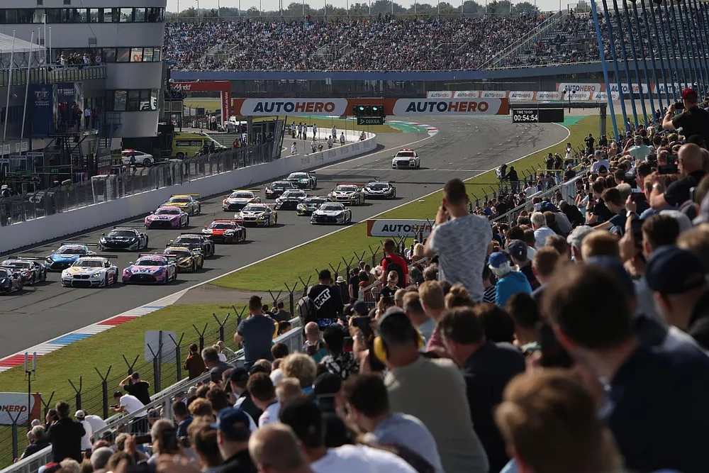DTM Assen, start van race 1 met Liam Lawson aan de leiding