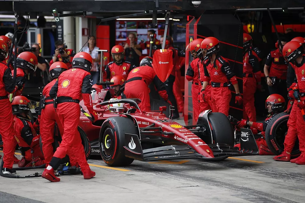 Charles Leclerc, Ferrari F1-75, hace una parada en boxes