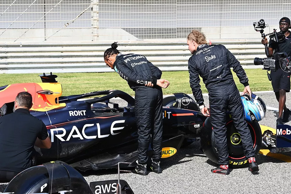 Lewis Hamilton, Mercedes-AMG, Red Bull Racing RB19 Lewis Hamilton, Mercedes-AMG, inspecciona el Red Bull Racing RB19