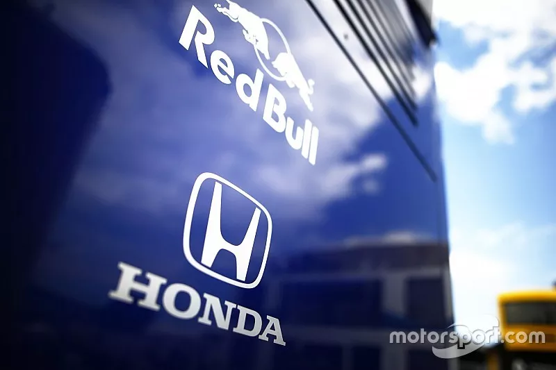 Red Bull ve Honda logoları