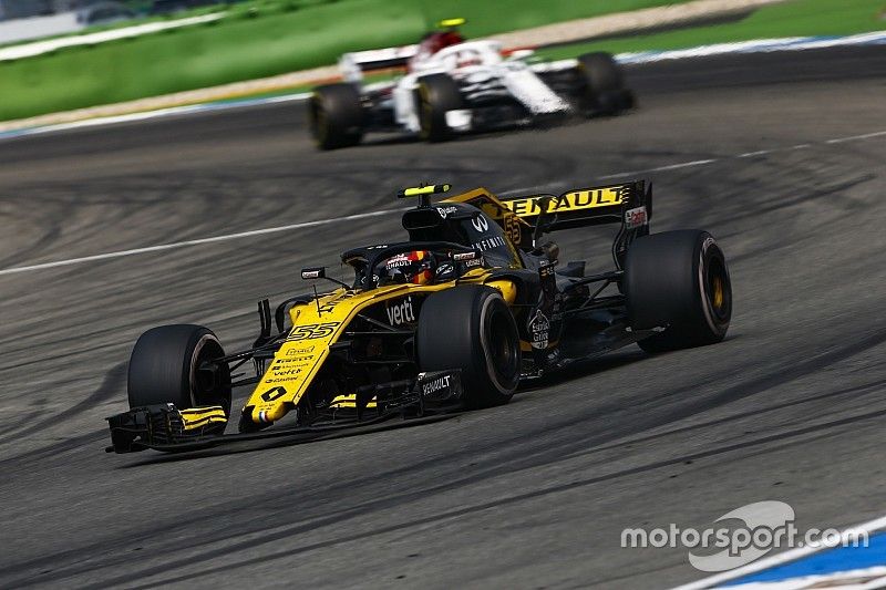 Carlos Sainz Jr., Renault Sport F1 Team R.S. 18, devant Charles Leclerc, Sauber C37