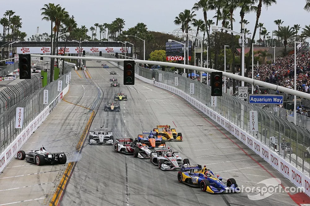 Alexander Rossi, Andretti Autosport Honda leads at the start while Simon Pagenaud, Team Penske crashes