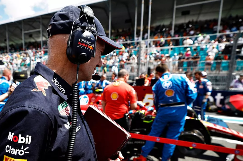 Adrian Newey, Red Bull Racing inspecciona el coche de Charles Leclerc, Ferrari en la parrilla de salida