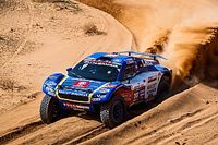 Kolizja motocyklisty i samochodu na Dakarze