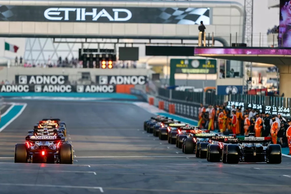 Logan Sargeant, Williams FW45, Zhou Guanyu, Alfa Romeo C43, et le reste du plateau avant le départ