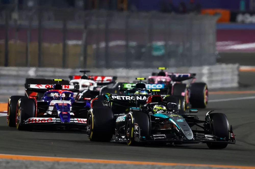 Lewis Hamilton, Mercedes F1 W15, Yuki Tsunoda, RB F1 Team VCARB 01 