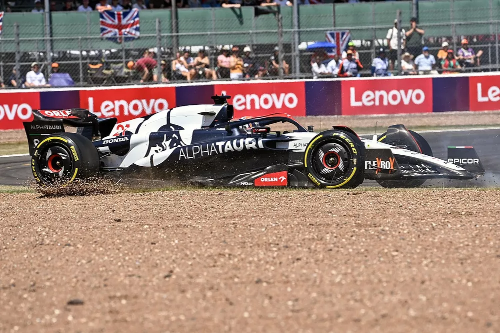Nyck de Vries, AlphaTauri AT04, in the gravel