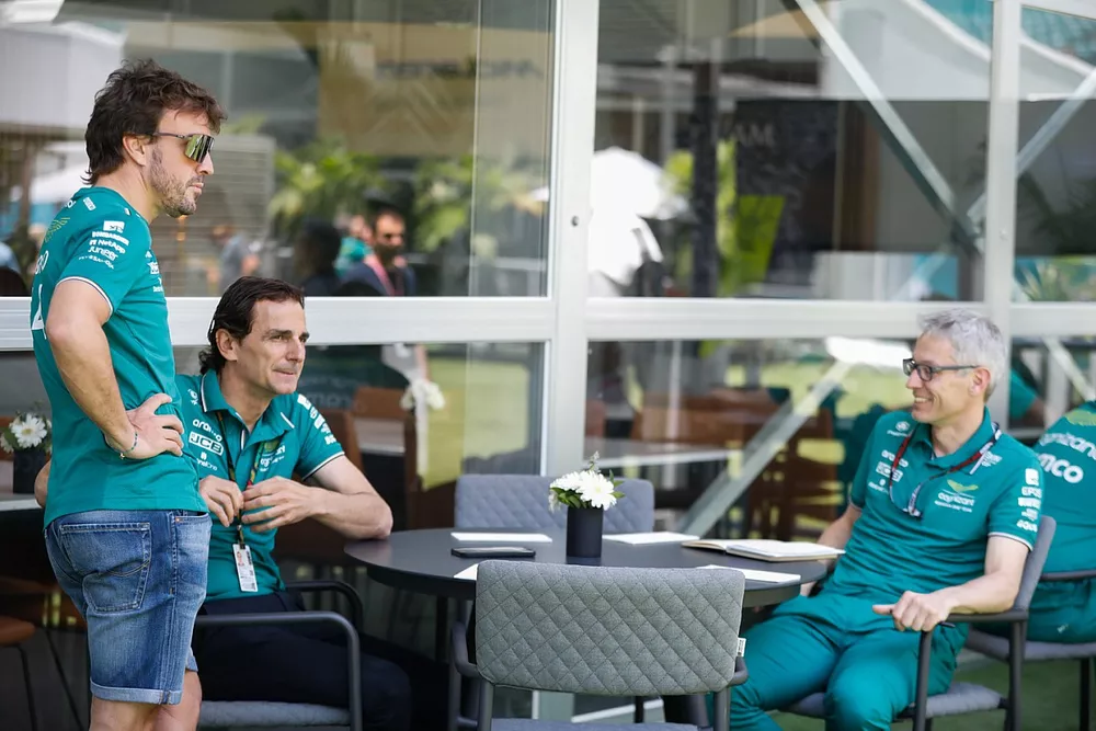Fernando Alonso, Equipo Aston Martin F1, Pedro de la Rosa, Embajador del Equipo Aston Martin F1 y Mike Krack, Director del Equipo Aston Martin F1. 