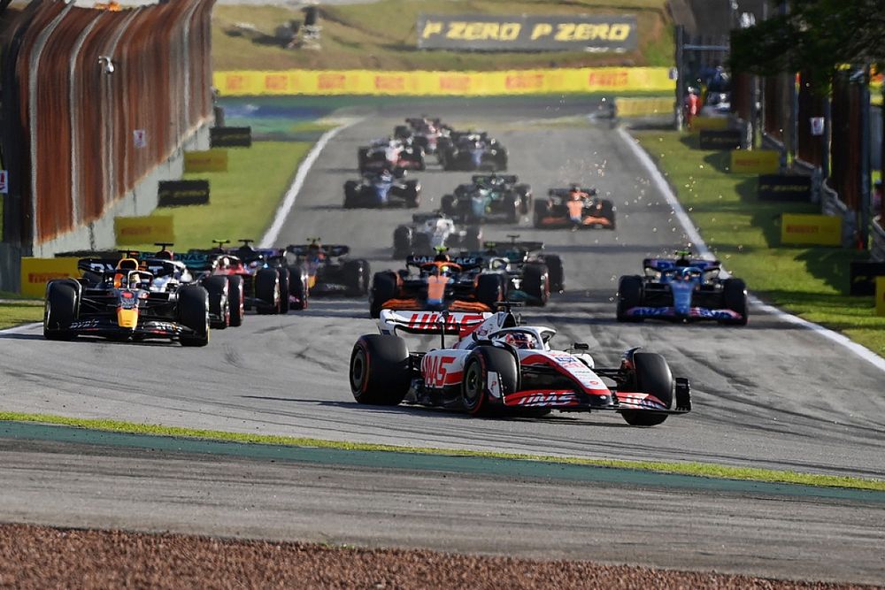 Kevin Magnussen, Haas VF-22, het veld bij de start van de Sprint race.