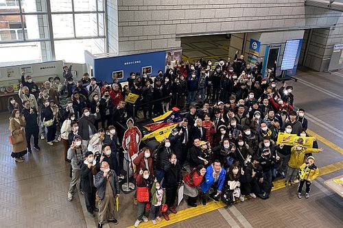 市役所でレーシングカーが見られる! B-Max Racingが提携する綾瀬市の市庁舎でスーパーフォーミュラ車両展示をスタート。3月中旬まで