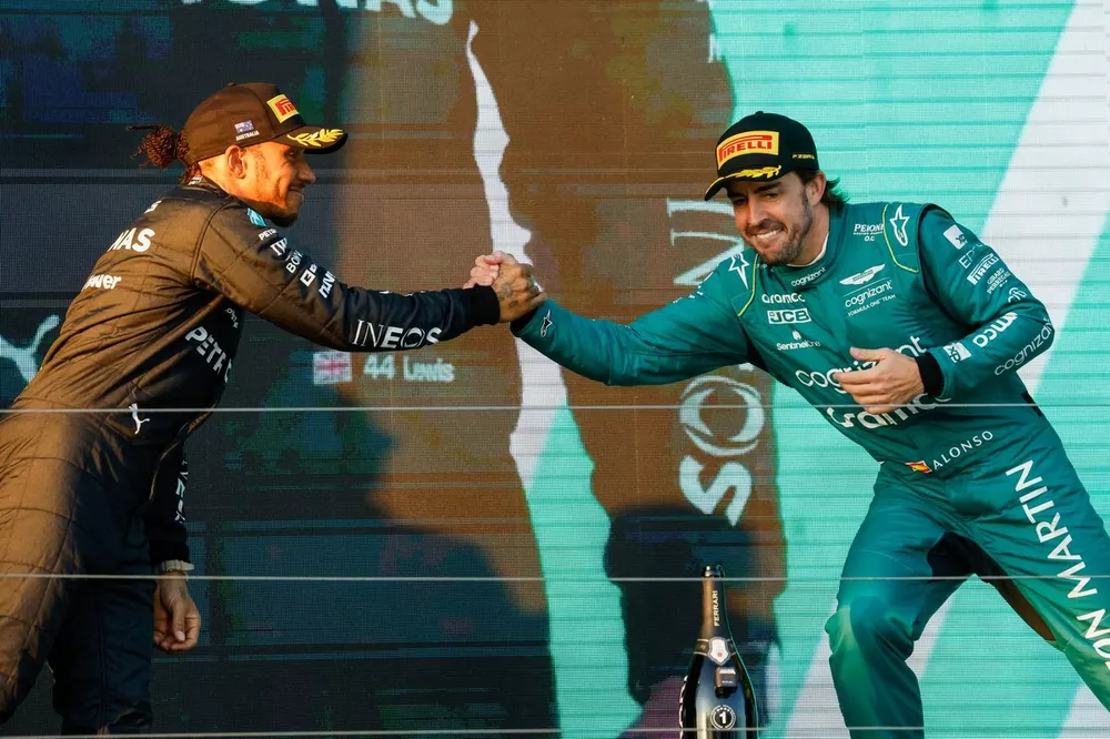 Lewis Hamilton, Mercedes-AMG, 2&ordf; posici&oacute;n, Fernando Alonso, Aston Martin F1 Team, 3&ordf; posici&oacute;n, se saludan en el podio