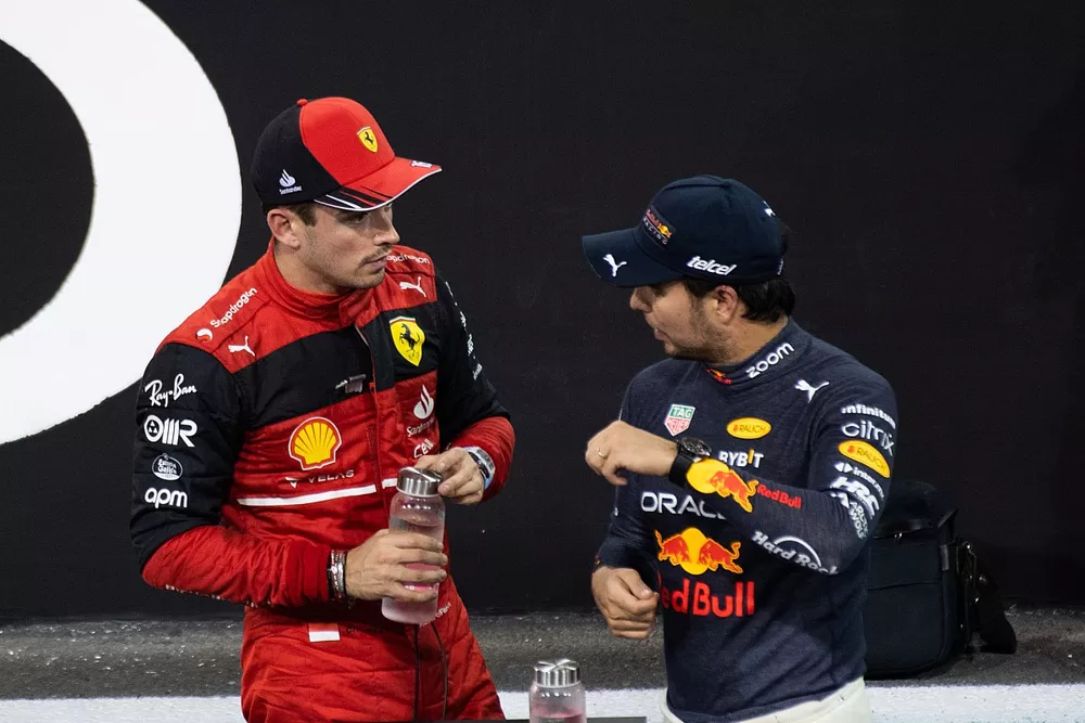 Charles Leclerc, Ferrari, en el Parc Ferme con Sergio P&eacute;rez, Red Bull Racing, tras la clasificaci&oacute;n