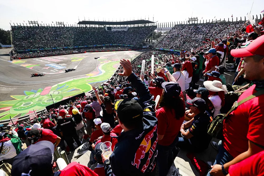 Fans aclaman a Lewis Hamilton, Mercedes W12, Sergio Pérez, Red Bull Racing RB16B
