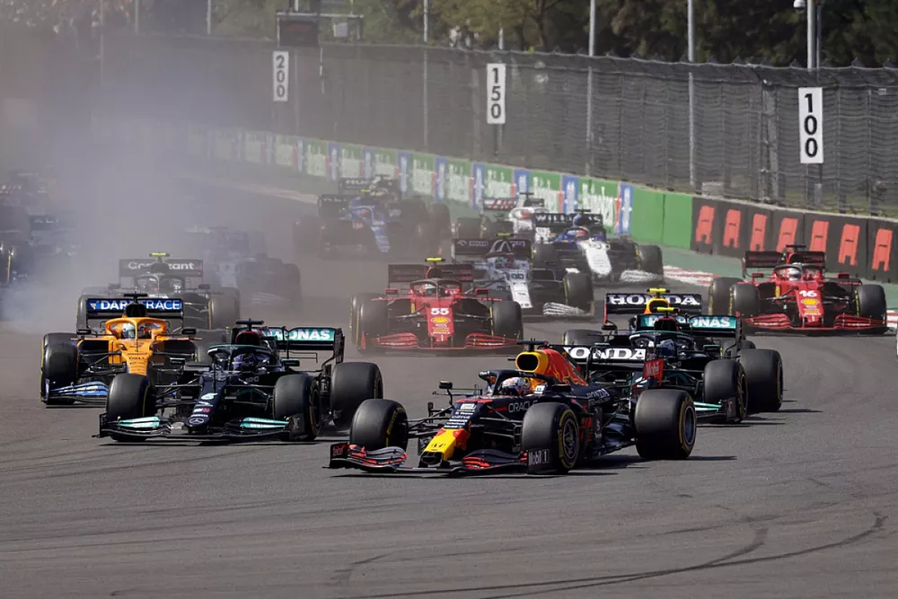 Max Verstappen, Red Bull Racing RB16B, Lewis Hamilton, Mercedes W12, Valtteri Bottas, Mercedes W12, Sergio Perez, Red Bull Racing RB16B, and the rest of the field at the start