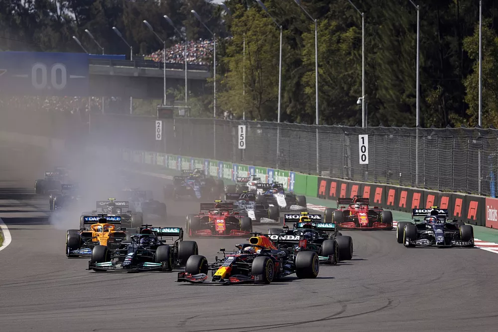 Max Verstappen, Red Bull Racing RB16B, Lewis Hamilton, Mercedes W12, Valtteri Bottas, Mercedes W12, Sergio Perez, Red Bull Racing RB16B, and the rest of the field at the start