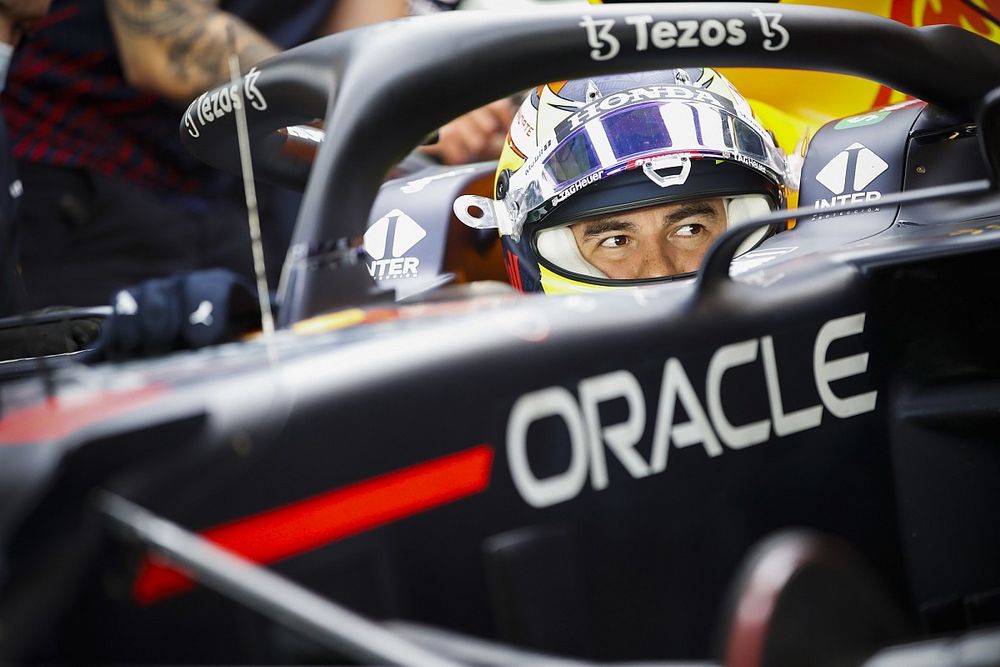 Sergio Pérez, con un Red Bull Racing RB15 adaptado (muleto) con los Pirelli de 18 pulgadas